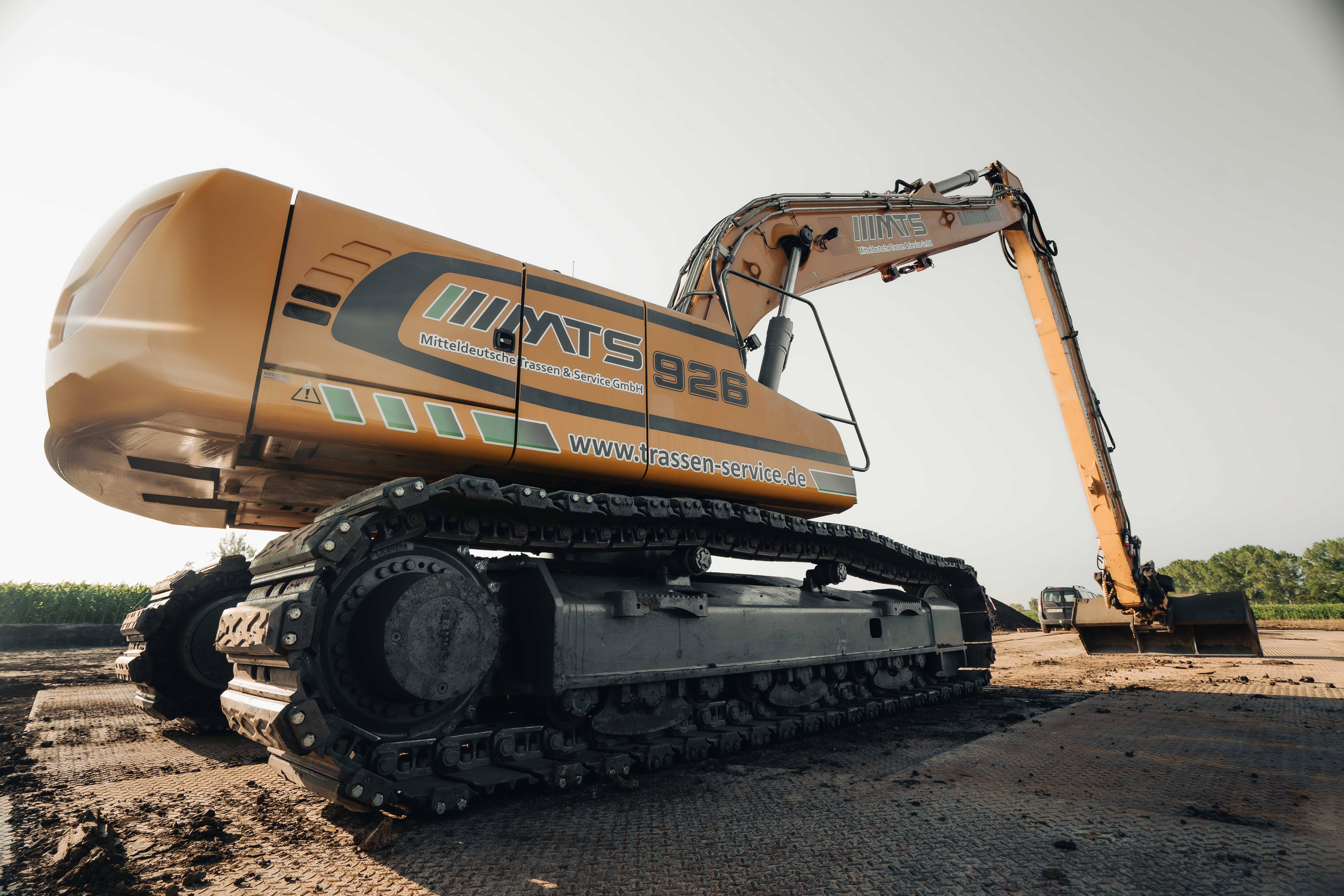 Großer Kettenbagger auf einer Baustelle