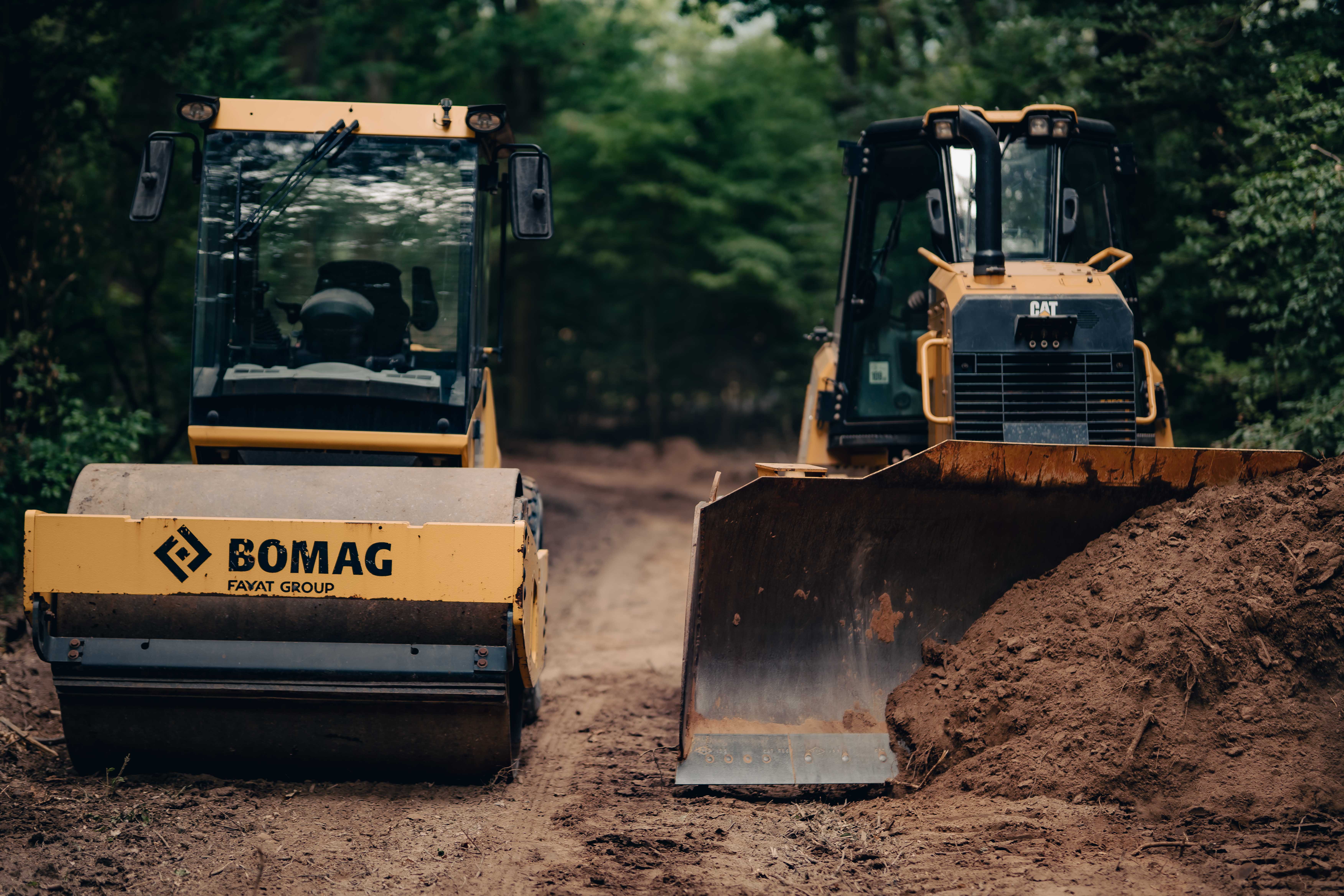 Baumaschinen auf einer Waldbaustelle