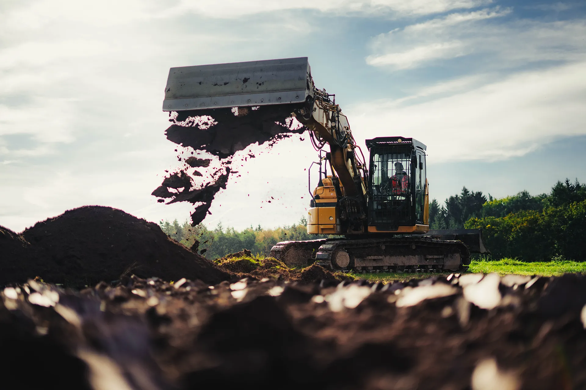Bagger beim Bewegen von Erdmaterial
