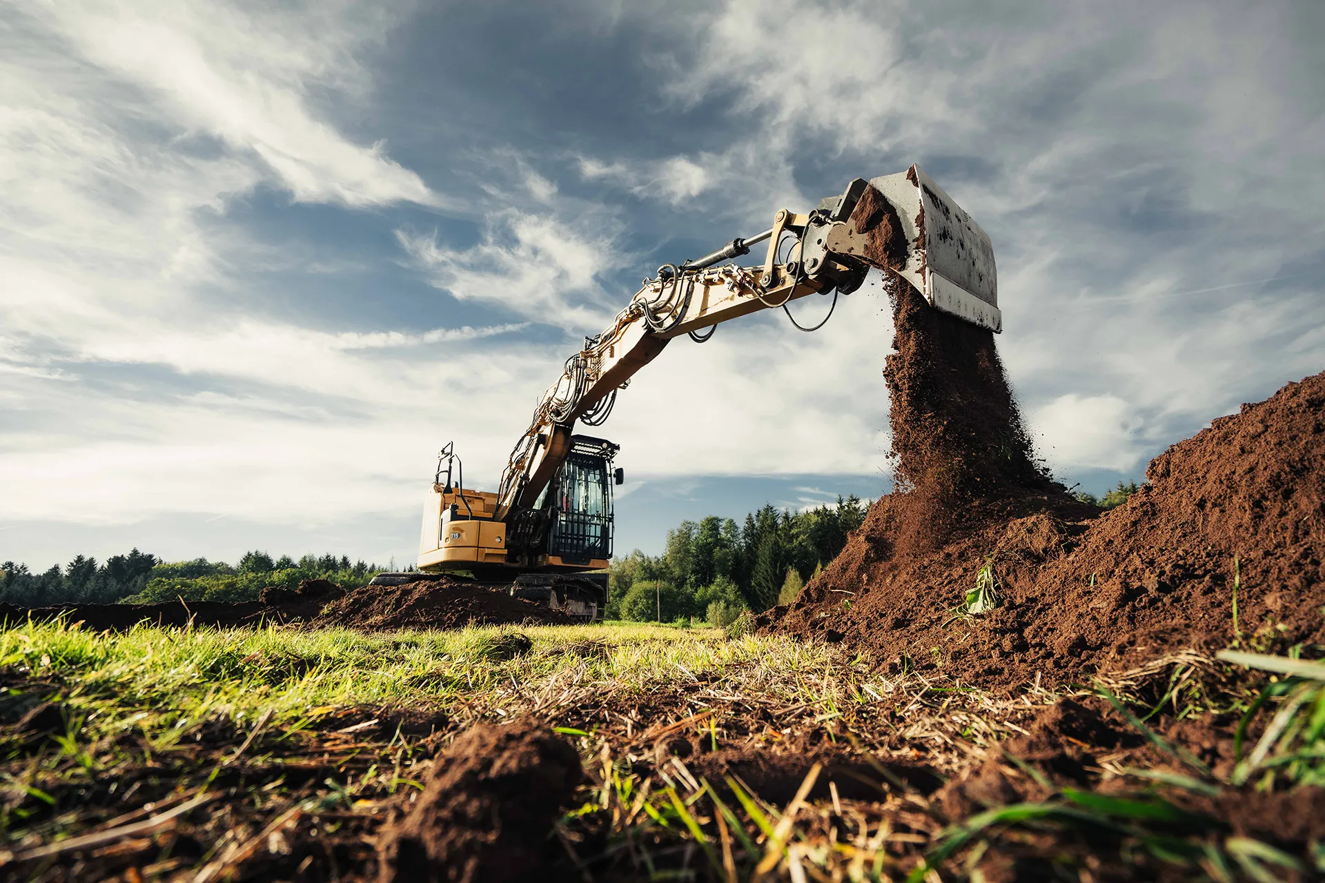 Bagger schüttet Erdmaterial aus
