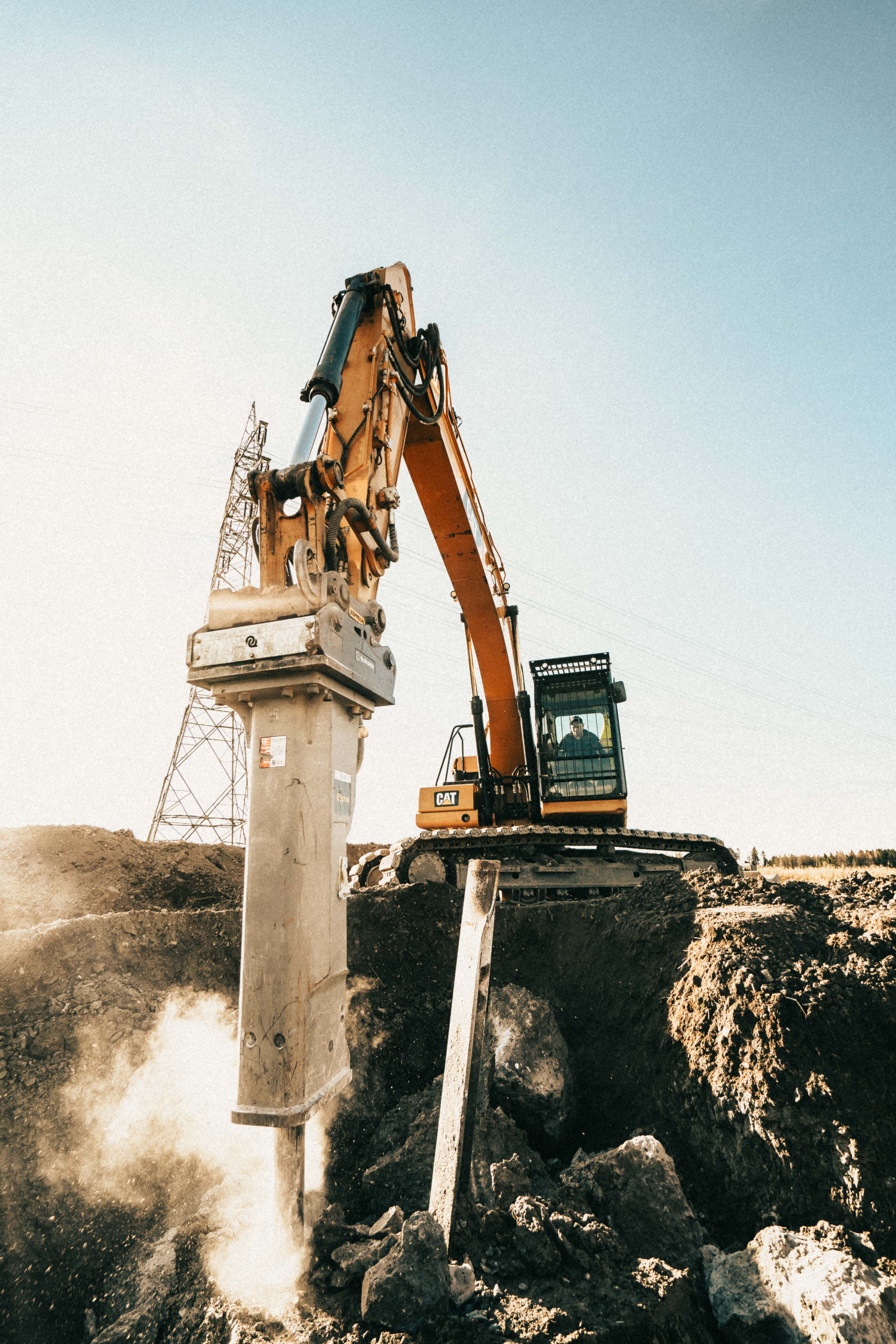 Bagger mit Hydraulikhammer in einer Baugrube