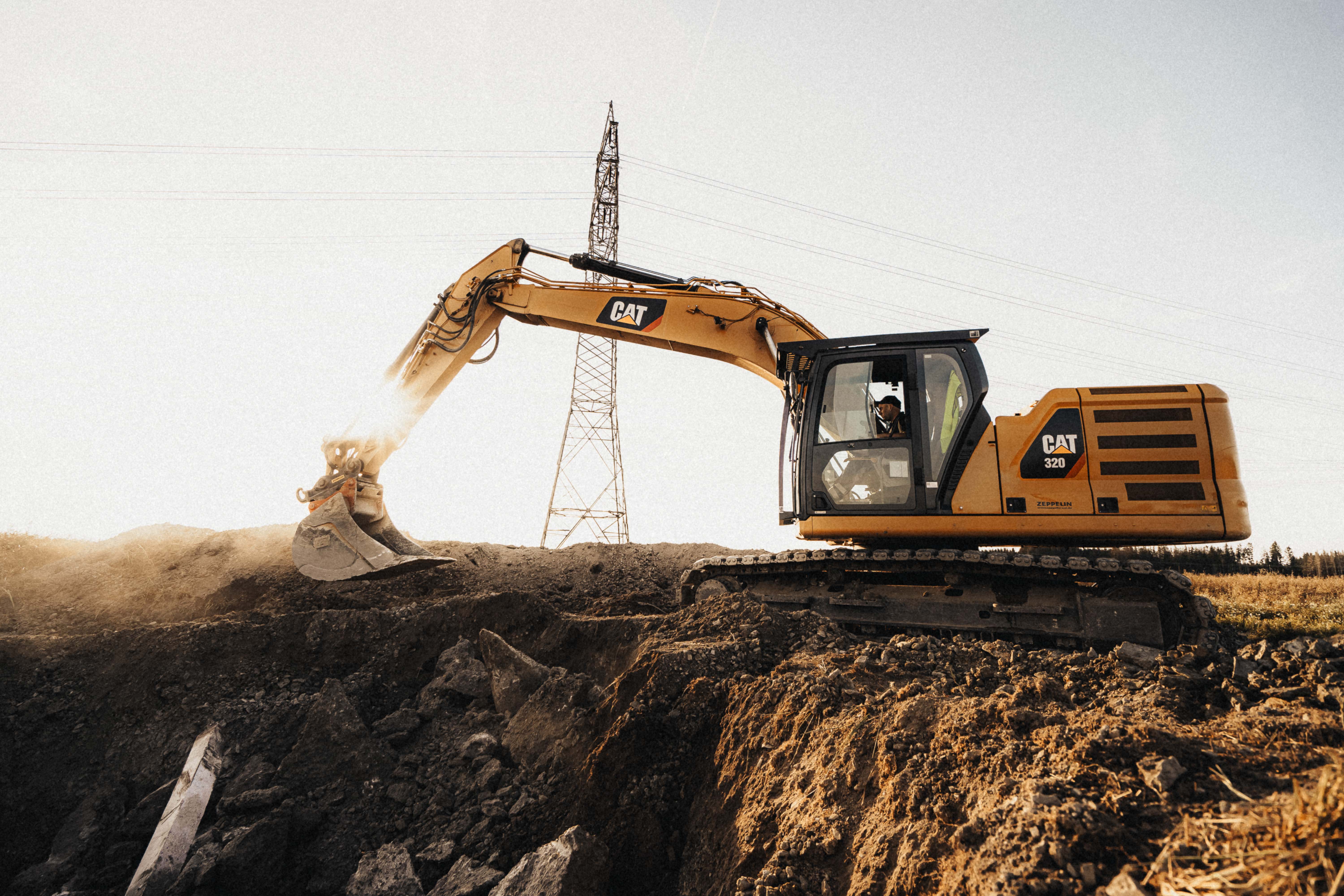 Bagger im Gegenlicht auf einer Baustelle
