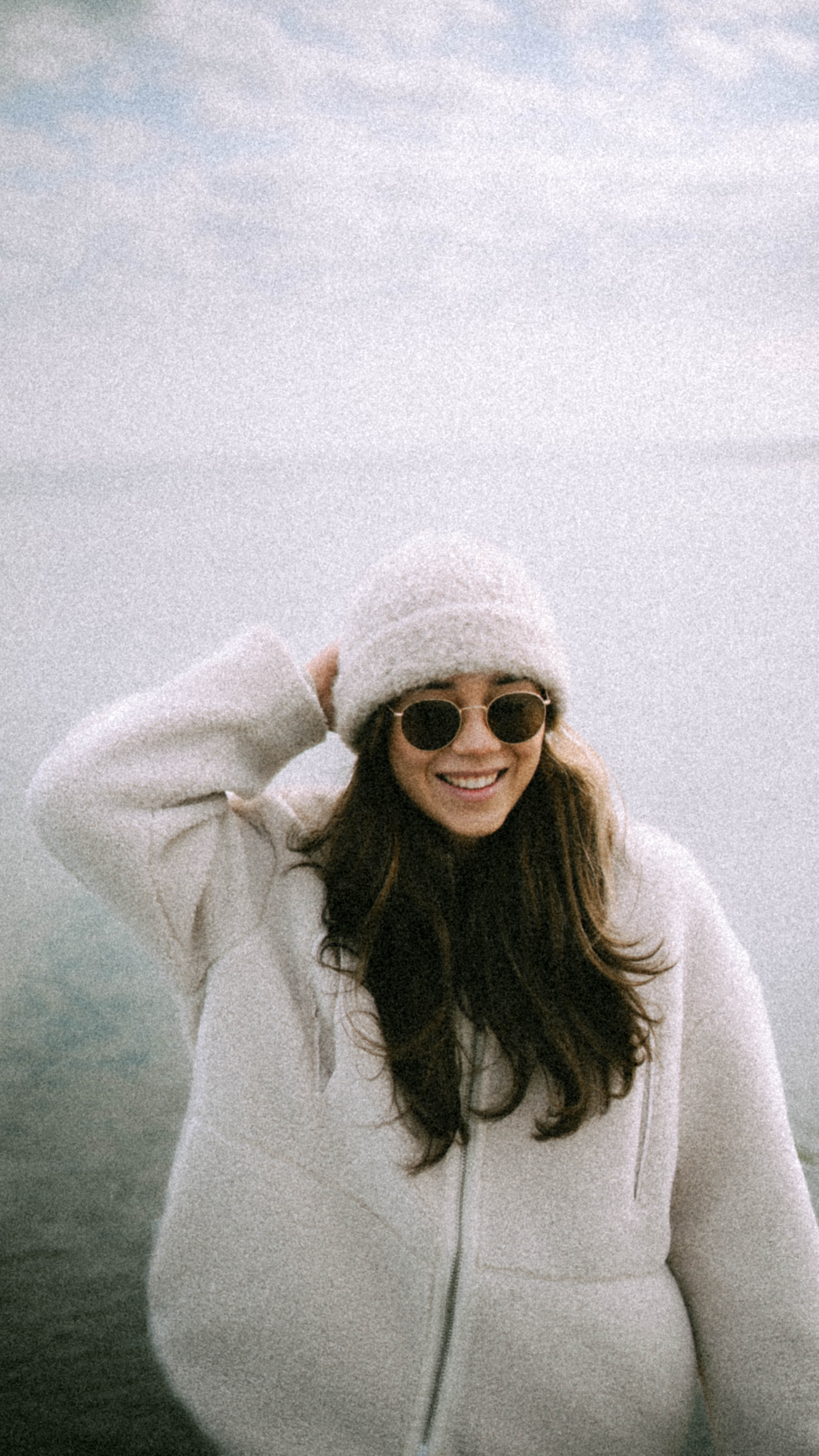 Portrait im Winter mit Mütze und Sonnenbrille
