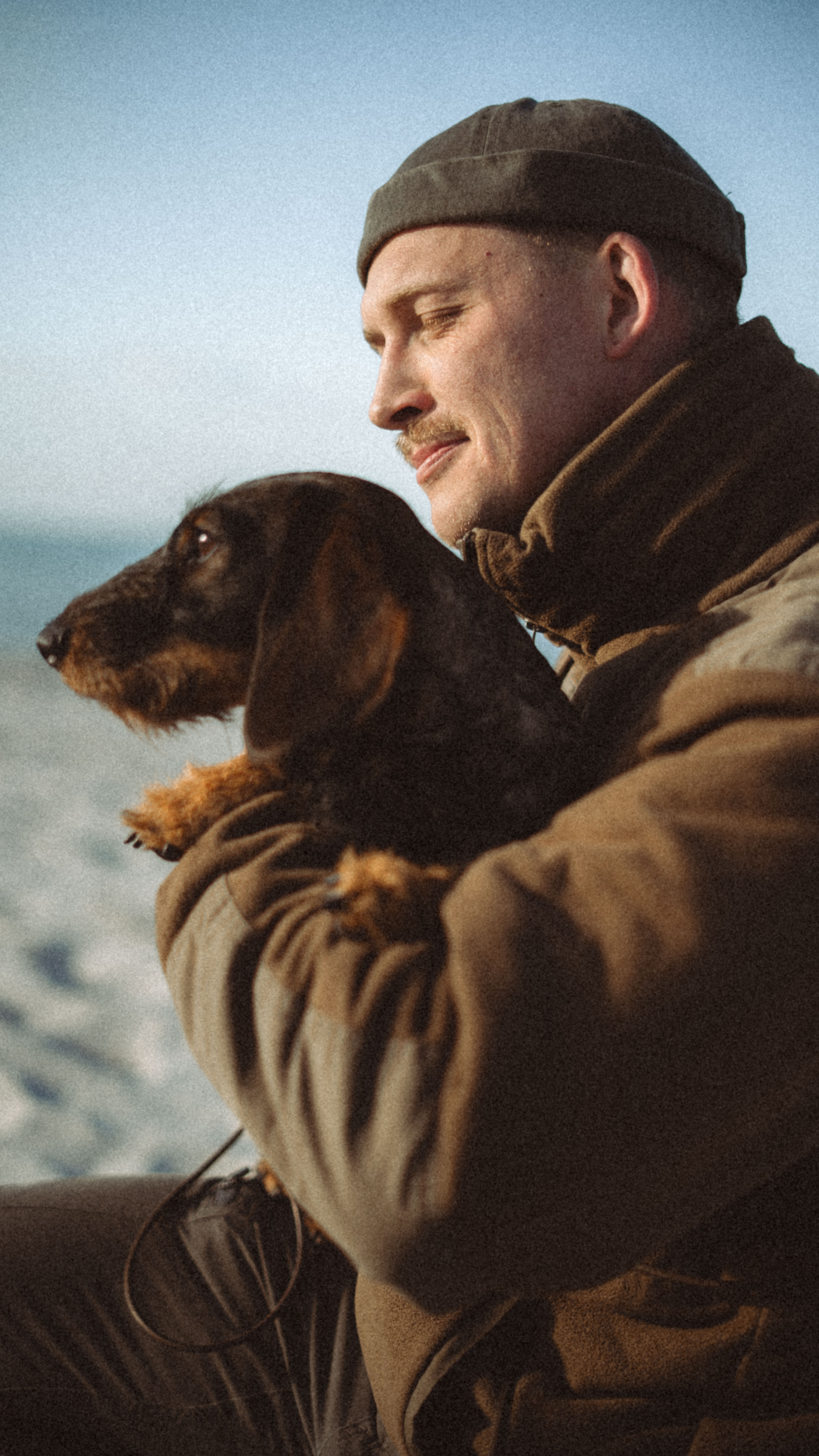 Portrait mit Hund am Strand