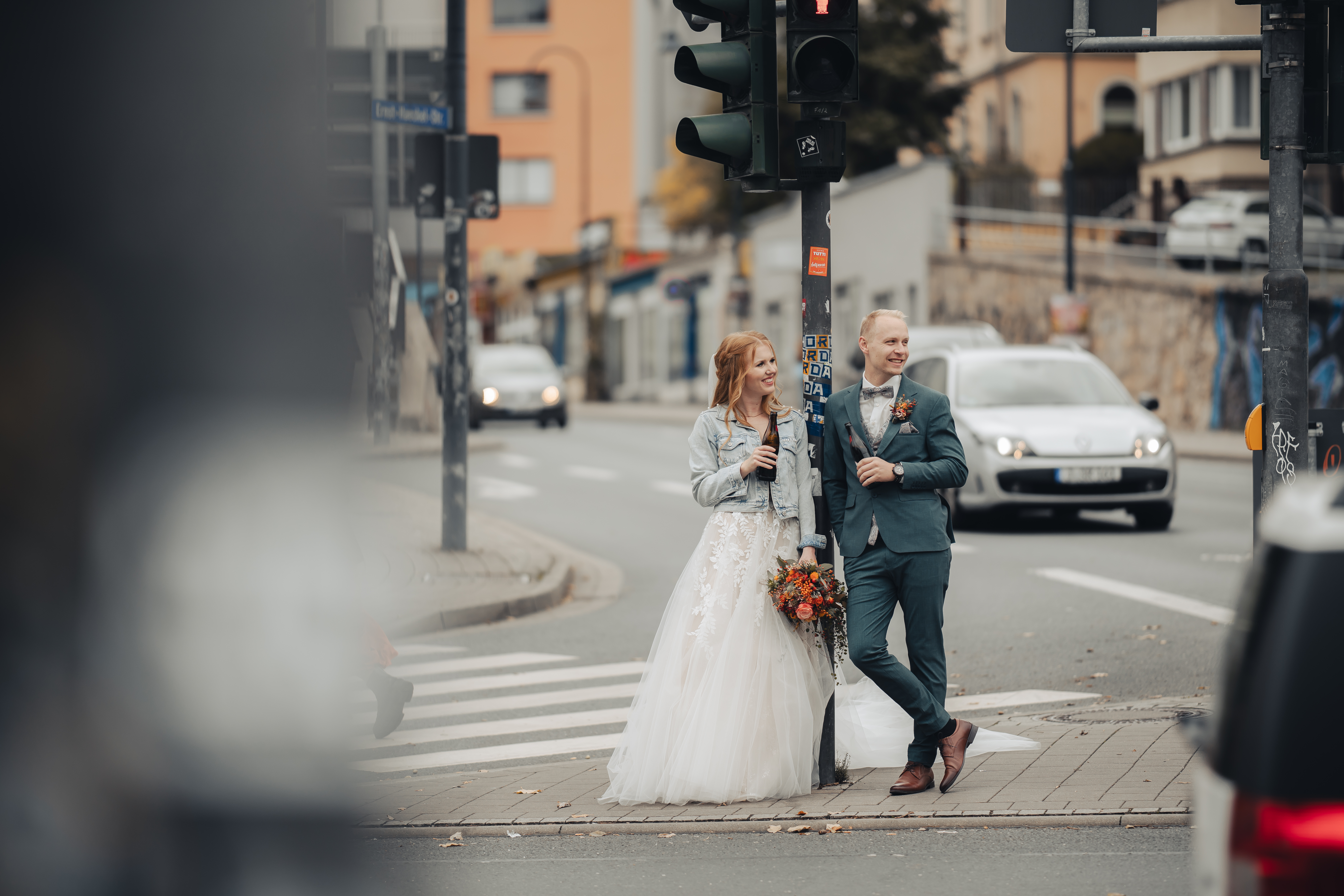 Hochzeitspaar an einer Straßenkreuzung