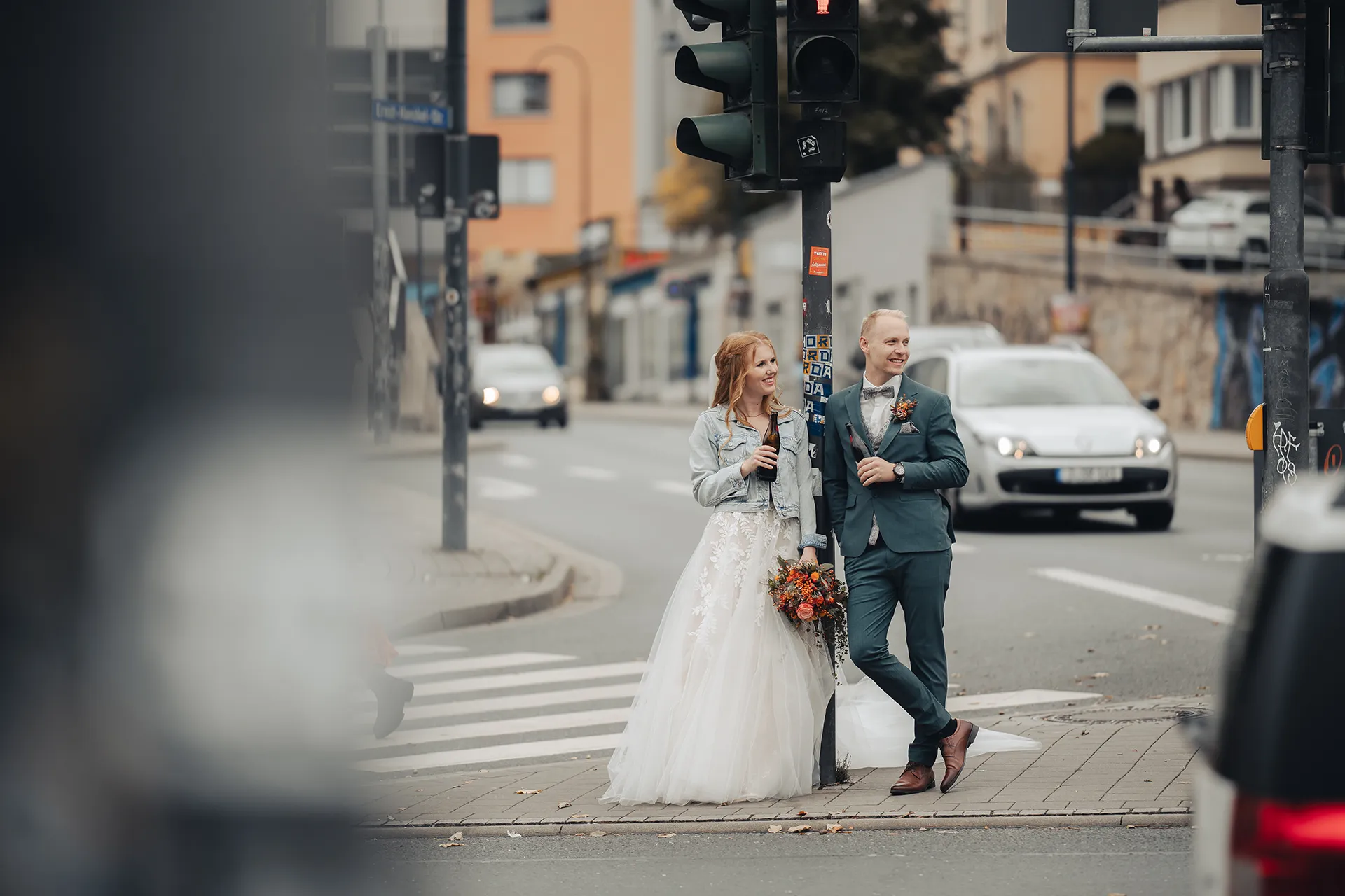 Hochzeitspaar an einer Straßenkreuzung