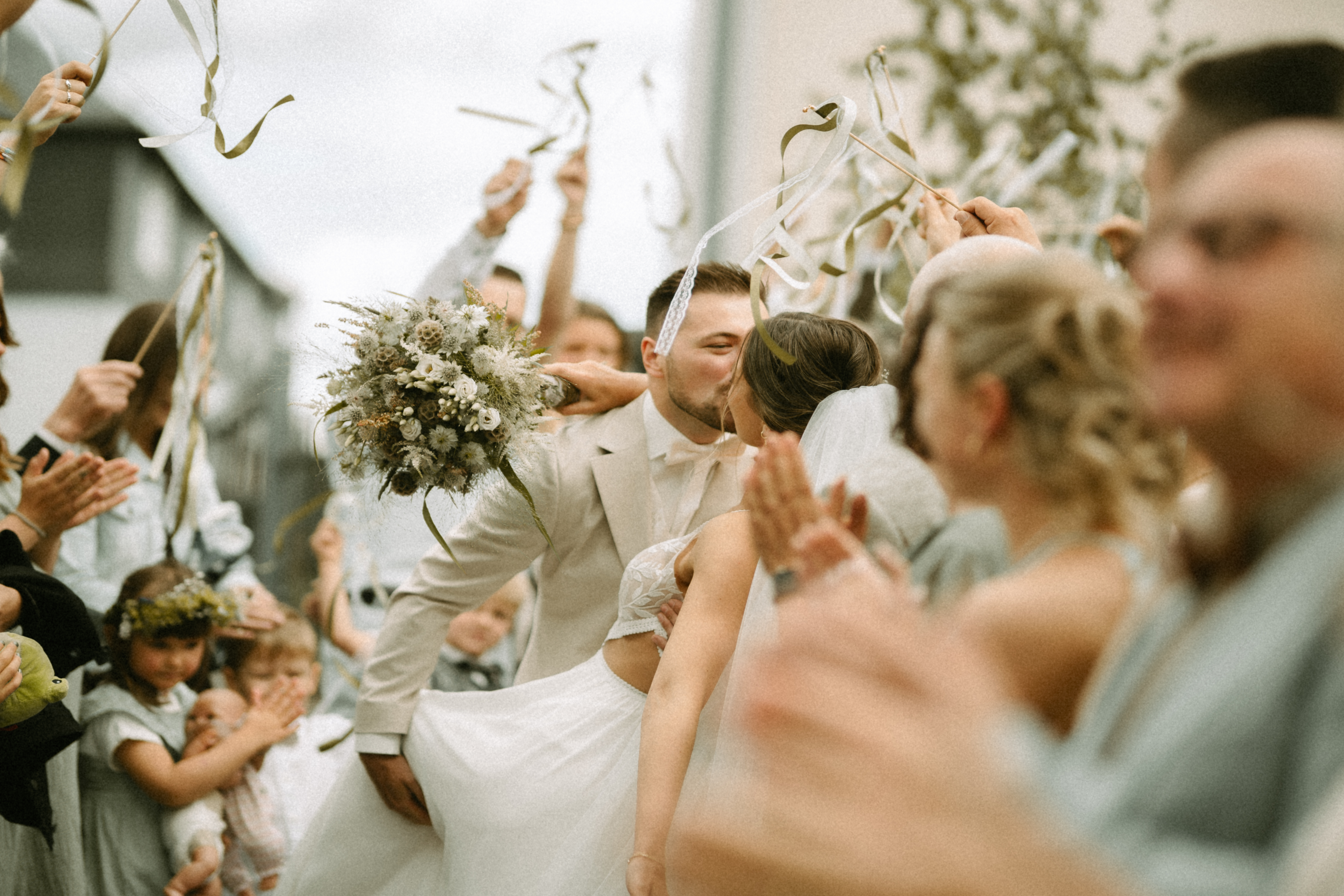 Hochzeitspaar zwischen Gästen