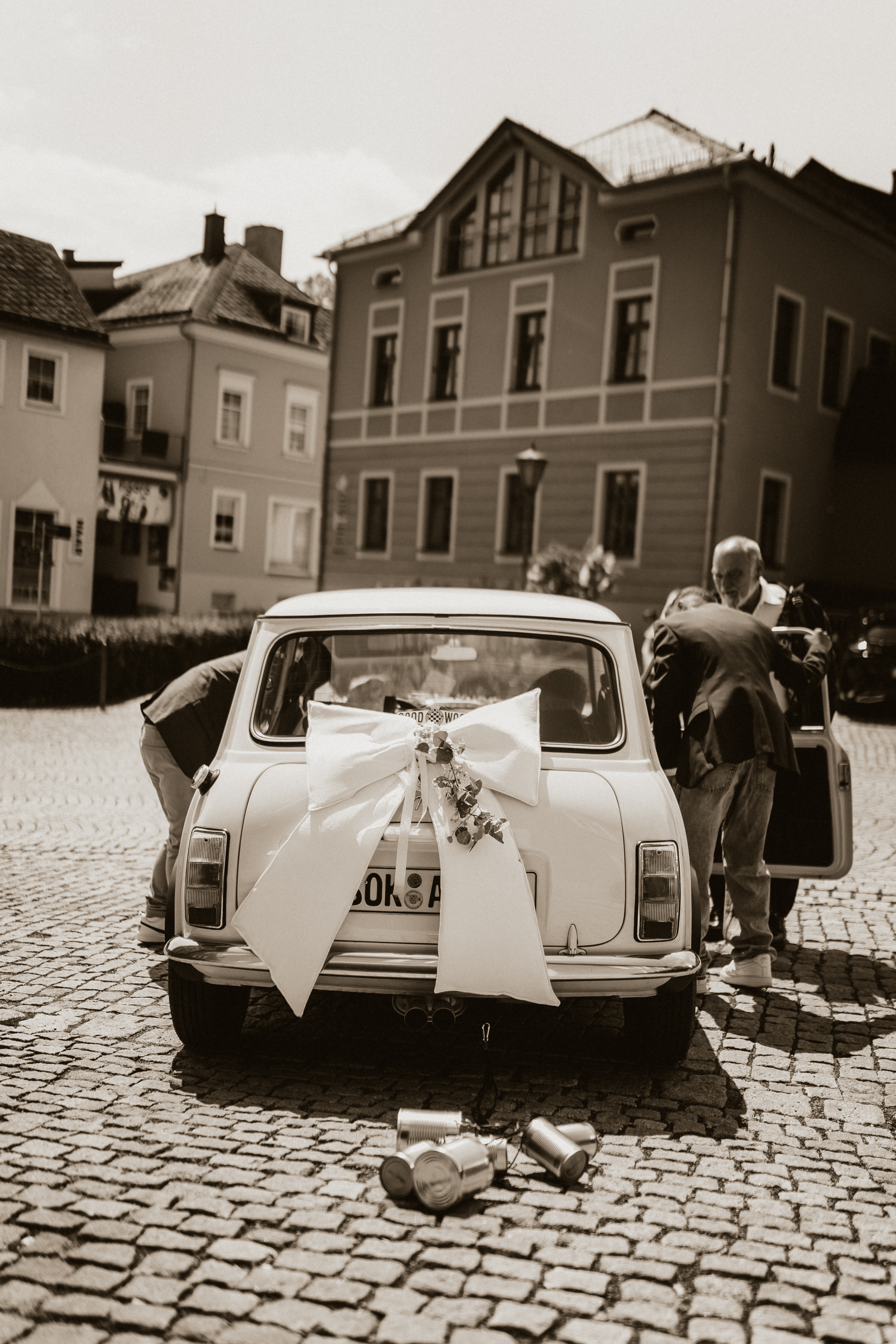 Vintage Hochzeitsauto mit großer Schleife