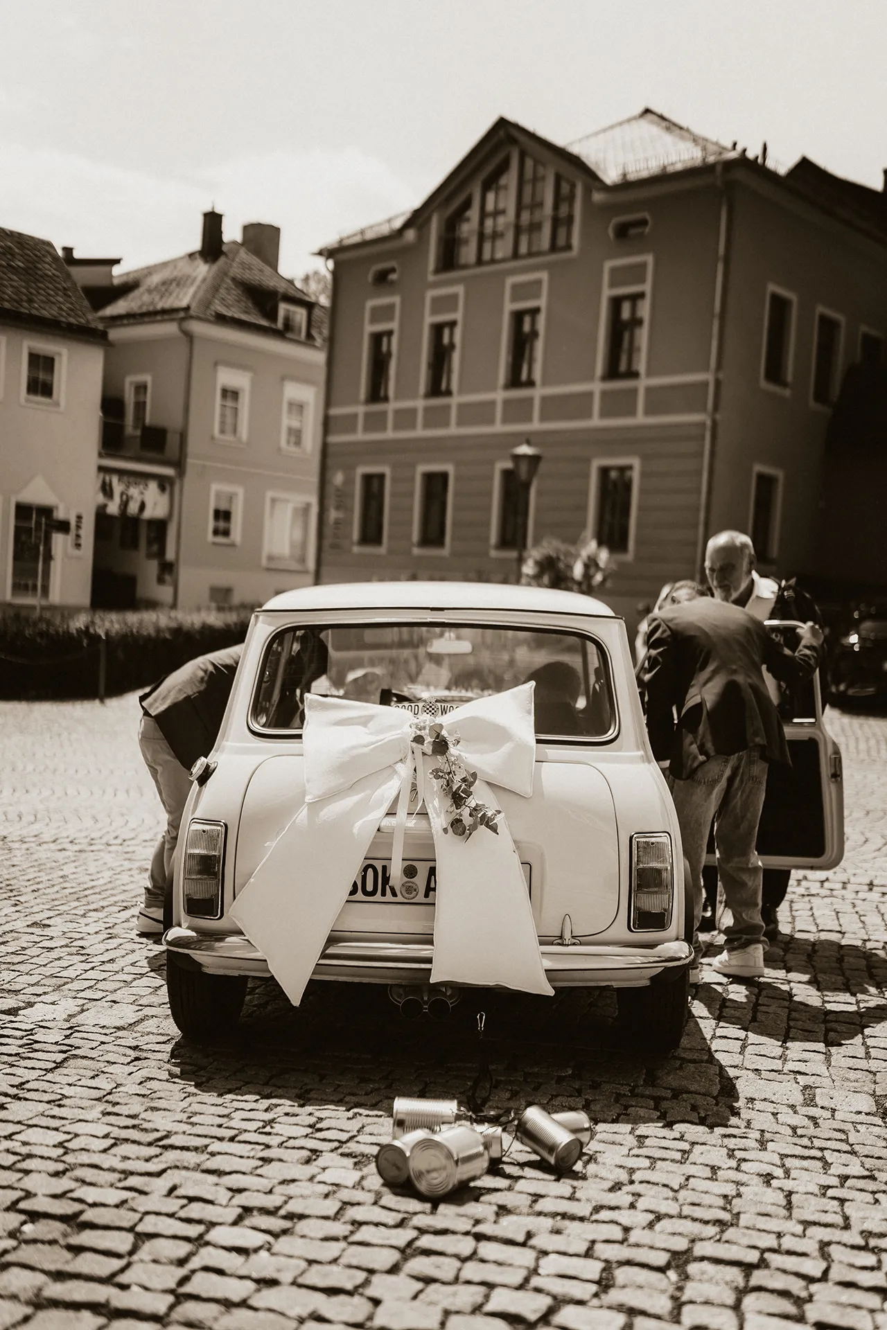 Vintage Hochzeitsauto mit großer Schleife