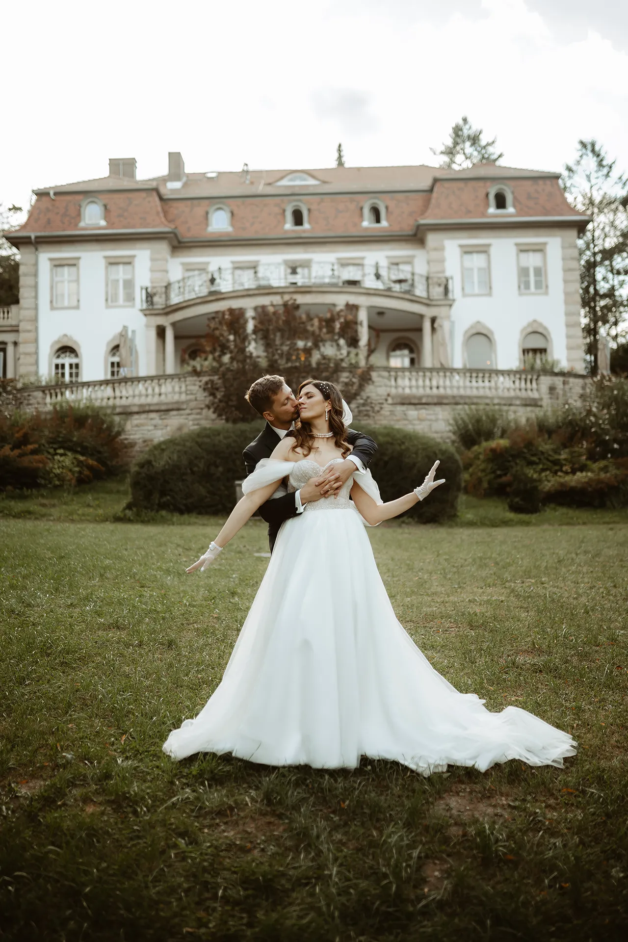 Hochzeitspaar vor einer Villa